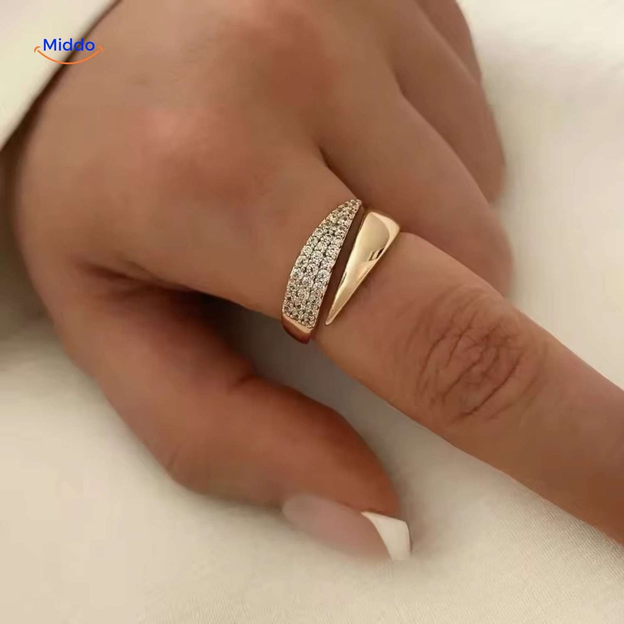 open gevormde ring met strass dicht op vinger www.middo.nl