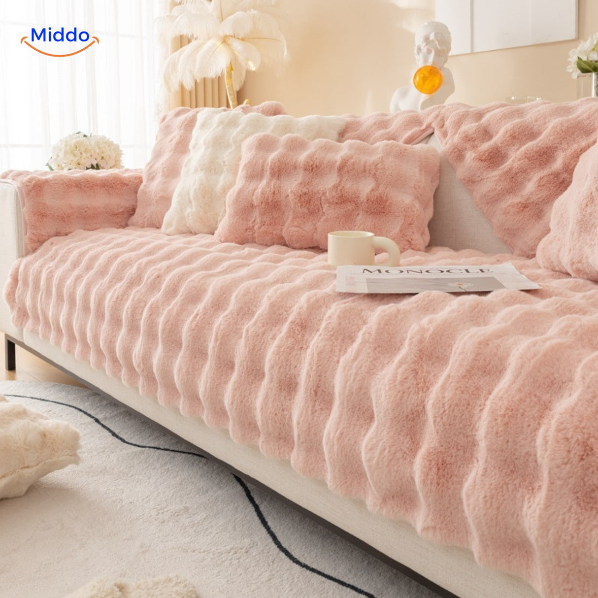 Roze en witte bankbescherming met kussens, bankhoes.