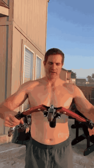 powerflex arm trainer man gebruikt buiten workout www.middo.nl