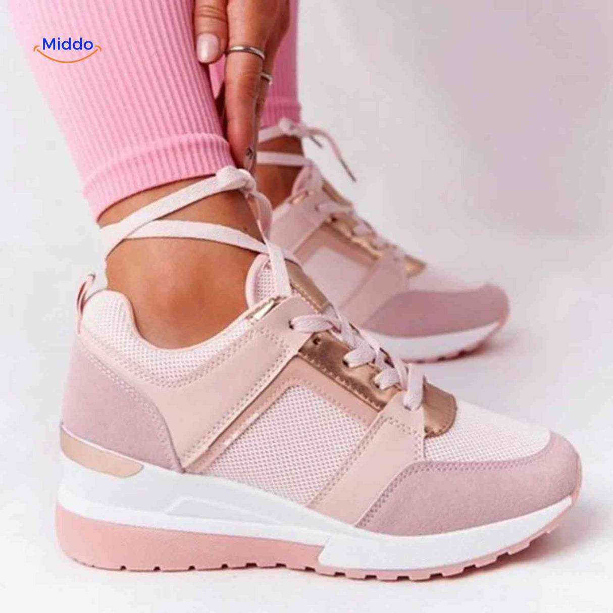 roze casual sneakers met mesh bovenwerk en vetersluiting zijaanzicht www.middo.nl