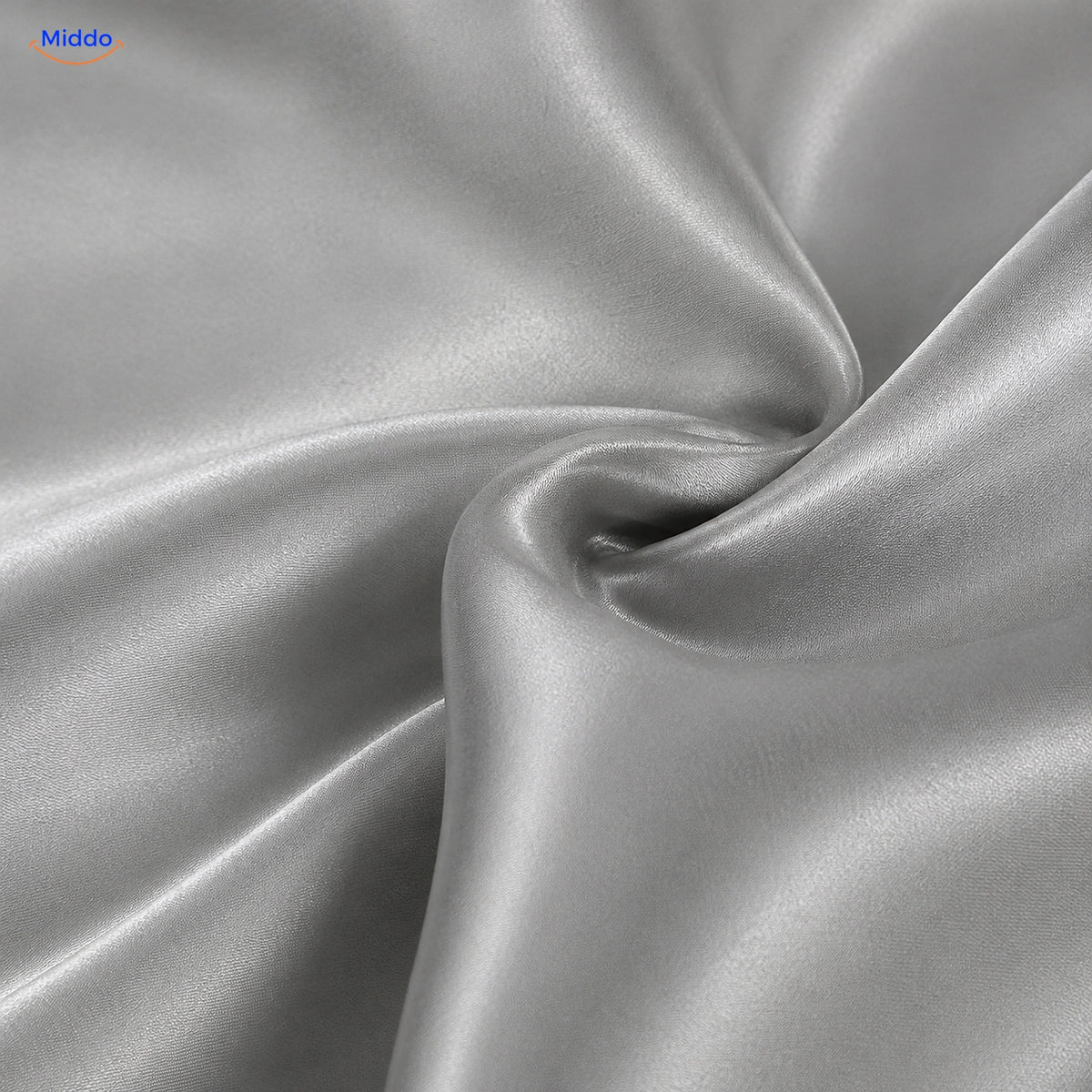 Close-up van de gladde zilvergrijze polyester satijnstructuur van Silkora