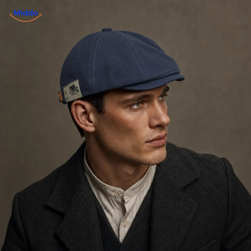 Blauwe Urban Heritage Flat Cap gedragen door een model