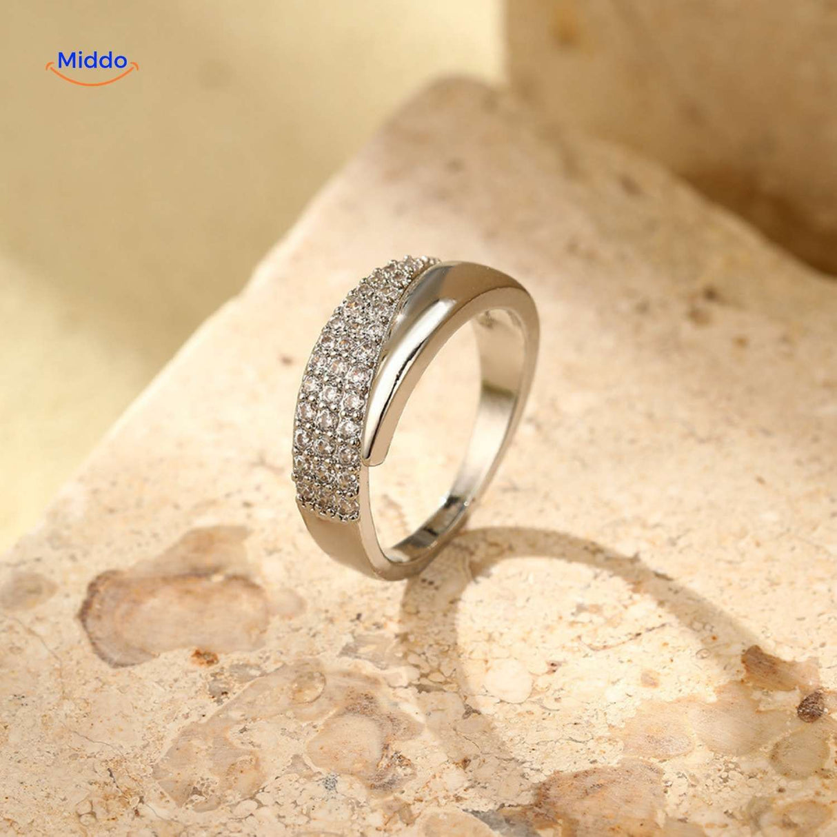 zilverkleurige ring met steentjes op marmer www.middo.nl