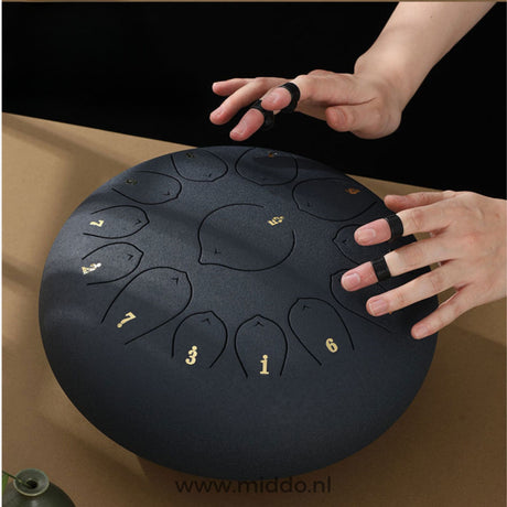Handen die de Harmonii klankoase drum bespeelt van middo.nl