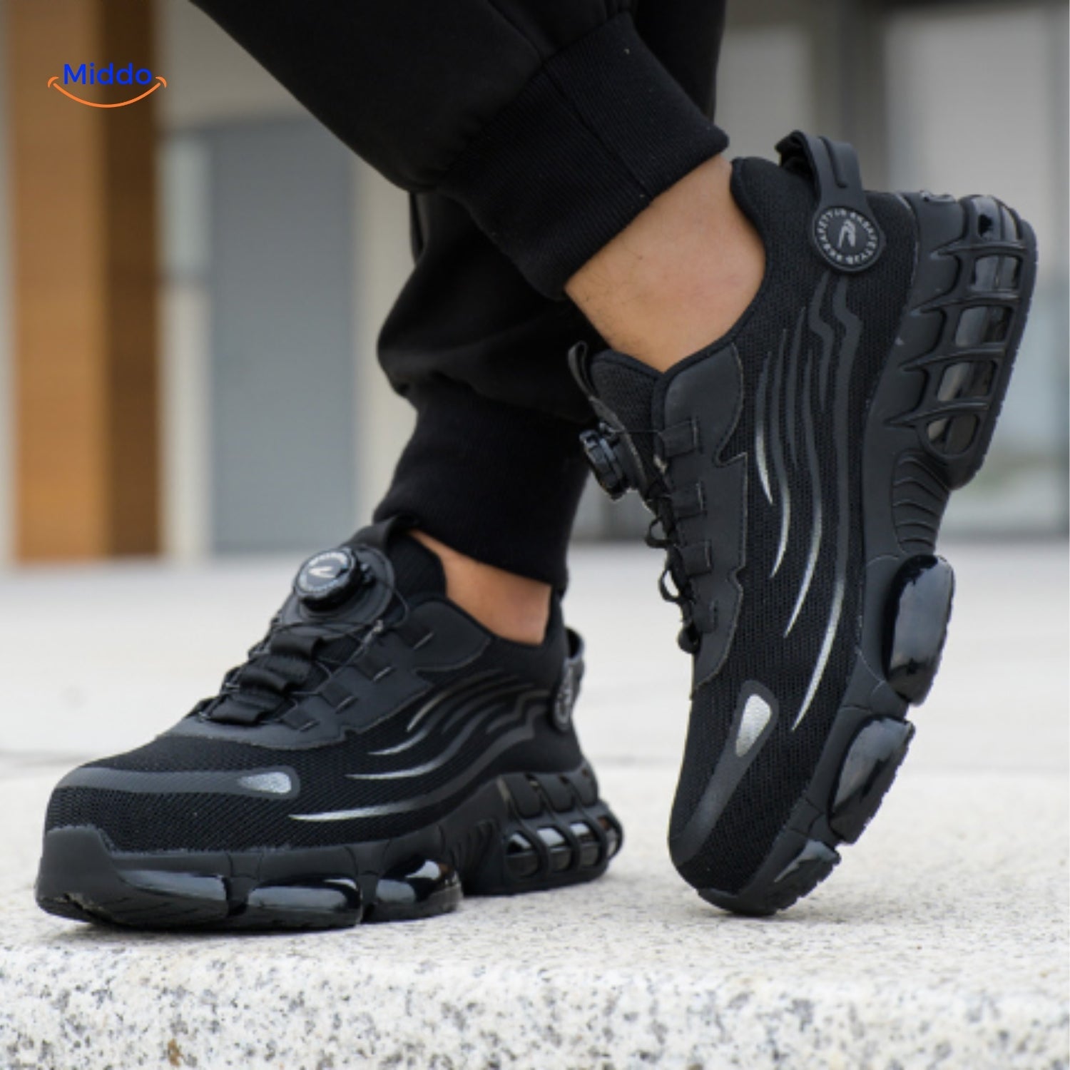 Model die de SecureFit™ schoenen van Middo draagt.