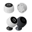 Witte en zwarte uitvoering van de mini camera naast elkaar, met de bovenkant, de onderkant met bevestigingsgaten en beide camera's op hun magneetvoet