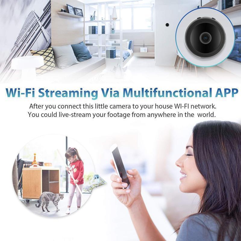 Witte mini camera aan de muur van een lichte woonkamer, met een vrouw die via de wifi-app op haar telefoon meekijkt bij haar dochter en de kat