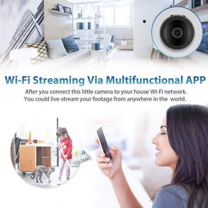 Witte mini camera aan de muur van een lichte woonkamer, met een vrouw die via de wifi-app op haar telefoon meekijkt bij haar dochter en de kat