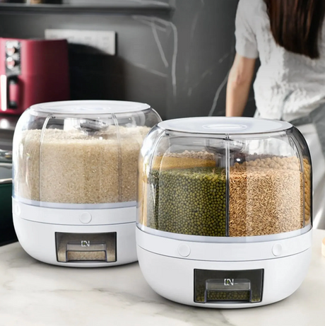 2 graandispensers, 1 vol met rijst en de andere met meerdere soorten granen en bonen.