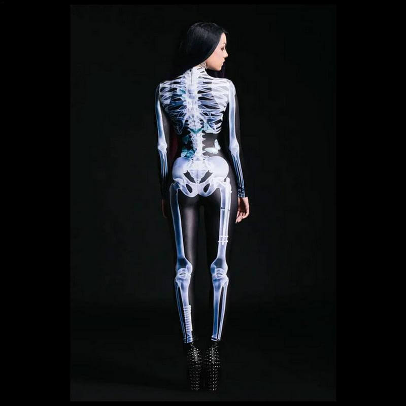 Vrouw showt de 3D  skeletoutfit van de achterkant met zwarte hoge schoenen met glitters.