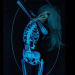 Vrouw met blond lang haar showt de 3d skeletoutfit.