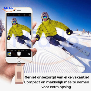 Man die skiet terwijl hij een foto maakt met behulp van een 4-in-1 flashdrive.