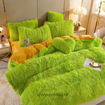 Foto van 5 set groen fluffy fleece beddengoed met gratis hartjes kussen netje opgemaakt op bed met kleine grijze knuffelbeer.