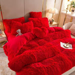 Foto van 5 set rood fluffy fleece beddengoed met gratis hartjes kussen netje opgemaakt op bed met kleine grijze knuffelbeer.