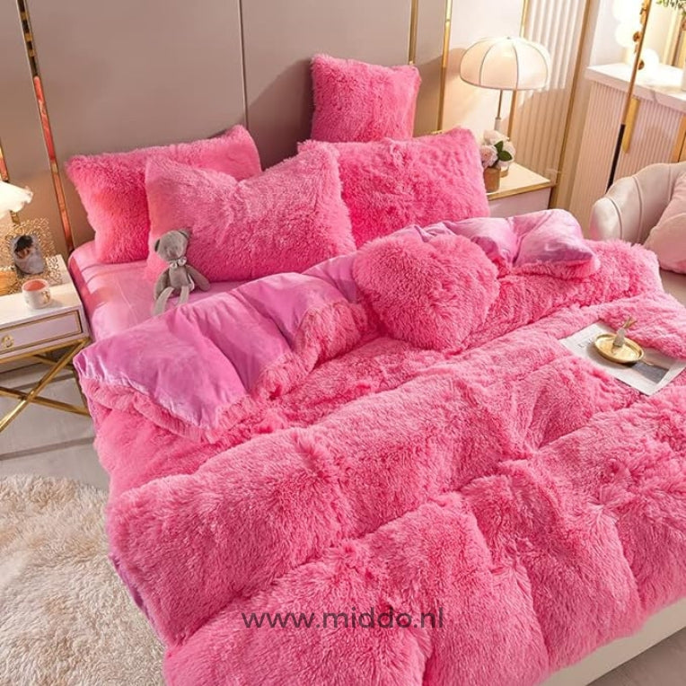 Foto van 5 set Roze fluffy fleece beddengoed met gratis hartjes kussen netje opgemaakt op bed met kleine grijze knuffelbeer.