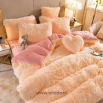 Foto van 5 set zalm fluffy fleece beddengoed met gratis hartjes kussen netje opgemaakt op bed met kleine grijze knuffelbeer.