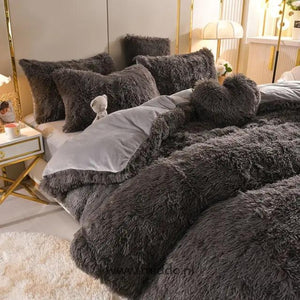 Foto van 5 set Zwart fluffy fleece beddengoed met gratis hartjes kussen netje opgemaakt op bed met kleine knuffelbeer.