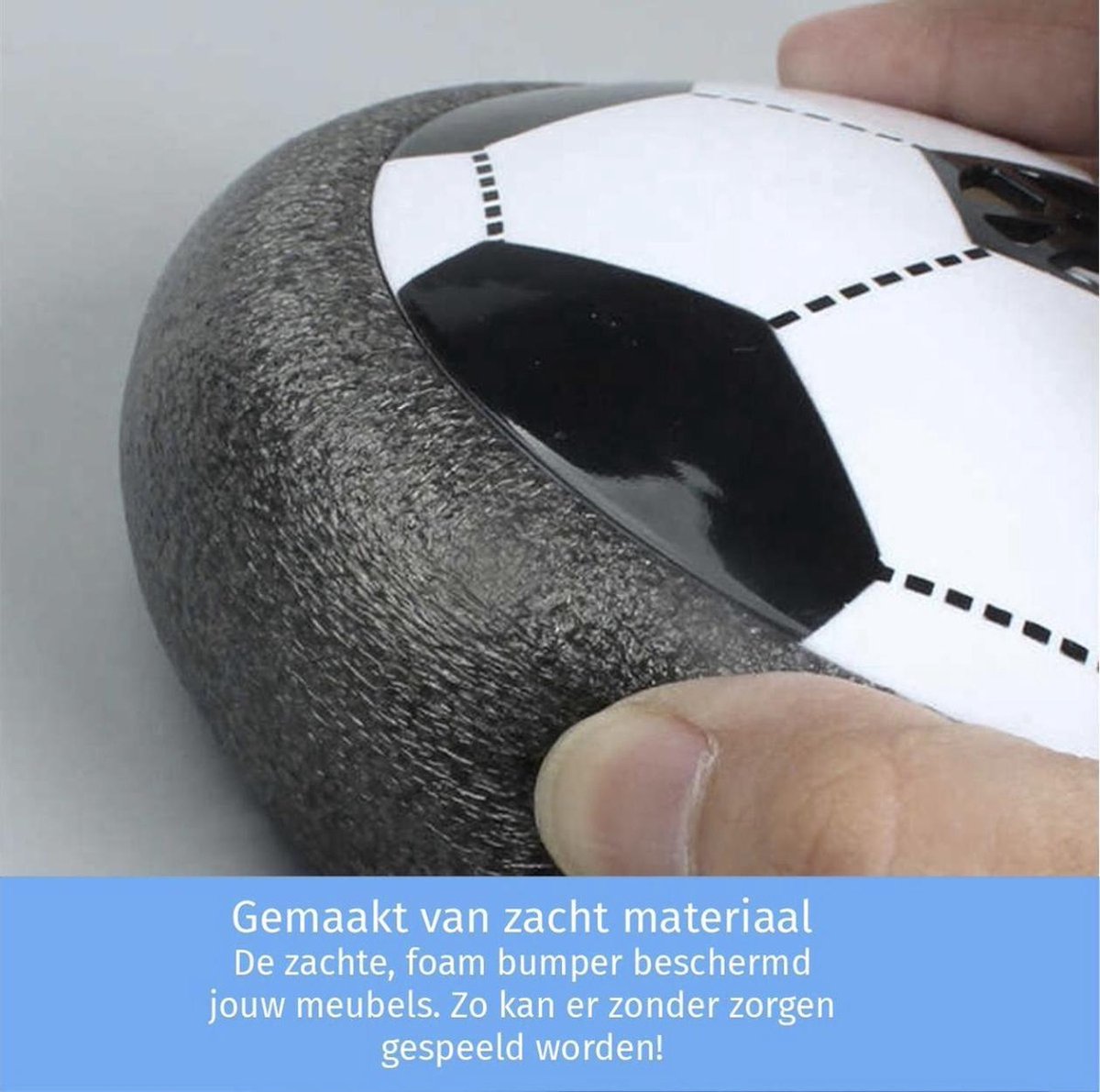 AirPlay™-Fußball, der mit einer weichen Kante über dem Boden schwebt.