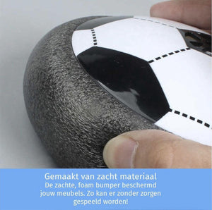 AirPlay™-Fußball, der mit einer weichen Kante über dem Boden schwebt.