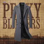Grijze Ashford™ wool trenchcoat herenjas in Peaky Blinders stijl op houten achtergrond.