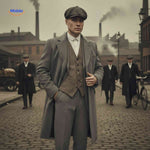 Grijze Ashford™ trenchcoat voor heren, Peaky Blinders stijl, gefotografeerd in industriële setting.