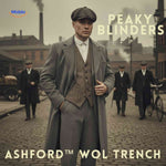 Grijze Ashford™ wollen trenchcoat in Peaky Blinders stijl, gedragen door man op straat.