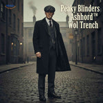 Man draagt zwarte Ashford™ Peaky Blinders wool trenchcoat, klassieke jaren 1920 look.
