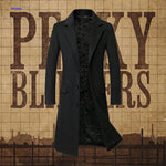 Zwarte Ashford™ Peaky Blinders jas getoond tegen houten achtergrond.