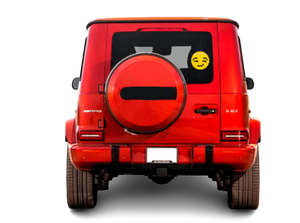 Rode jeep auto met de AutoPixel emoji op het achterraam op een geblokt zwart grijze achtergrond.