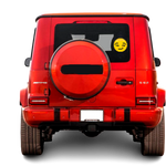 Rode jeep auto met de AutoPixel emoji op het achterraam op een geblokt zwart grijze achtergrond.