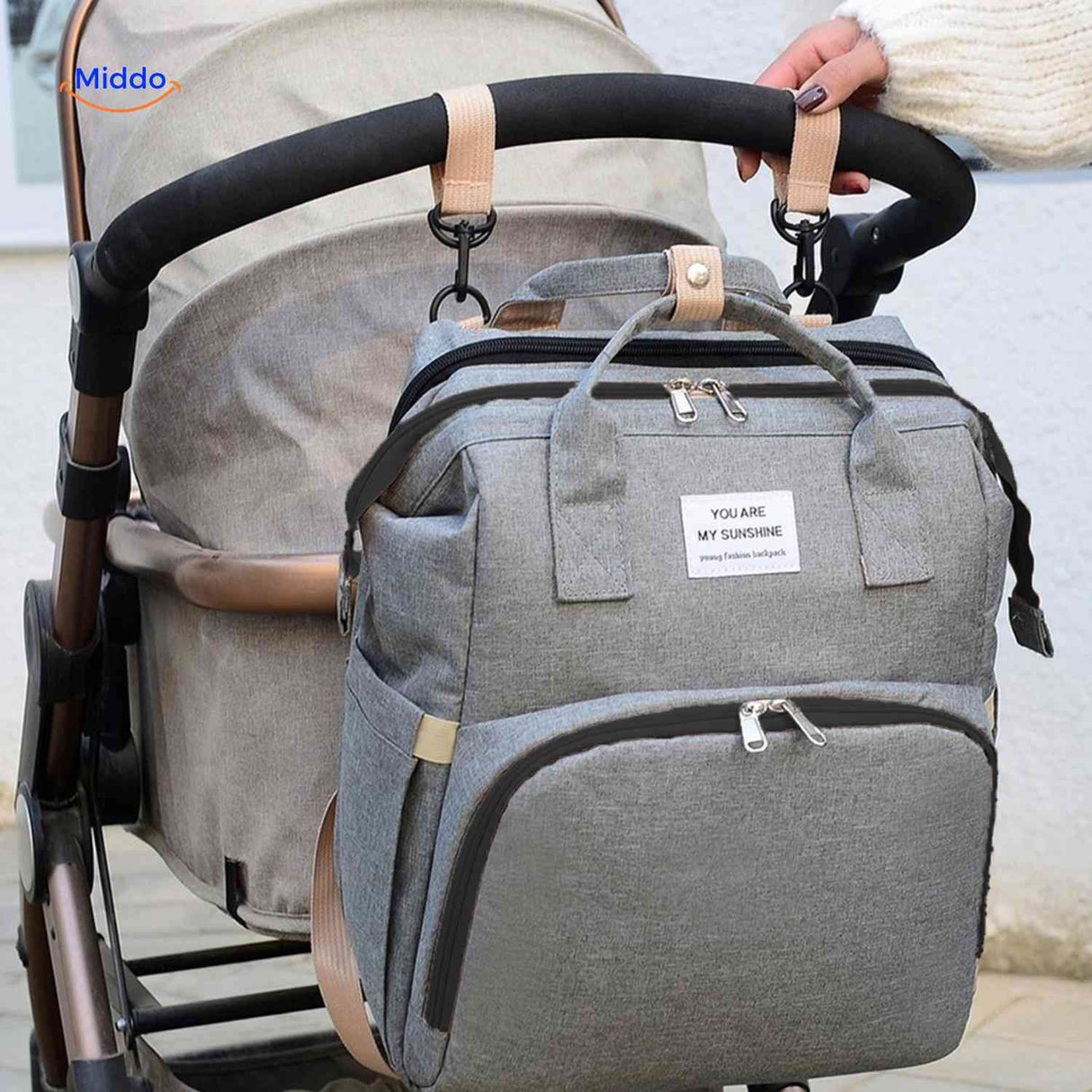 BabyLuxe Rugtas grijs aan kinderwagen met haken www.middo.nl