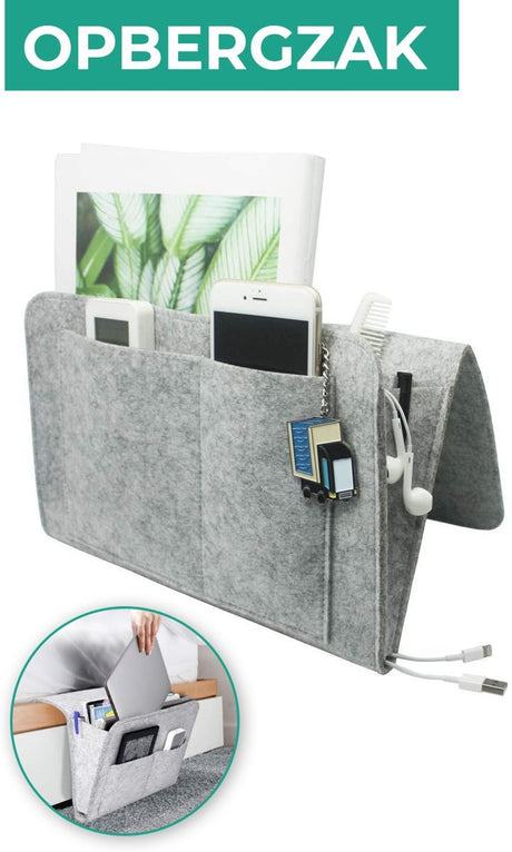 Lichtgrijze BedCaddy met erin een telefoon tijdschrift sleutelhanger kam en opening oplaadkabels.