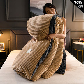 Vrouw knuffelt beige fluwelen fleece dekbed met overtrek op bed.