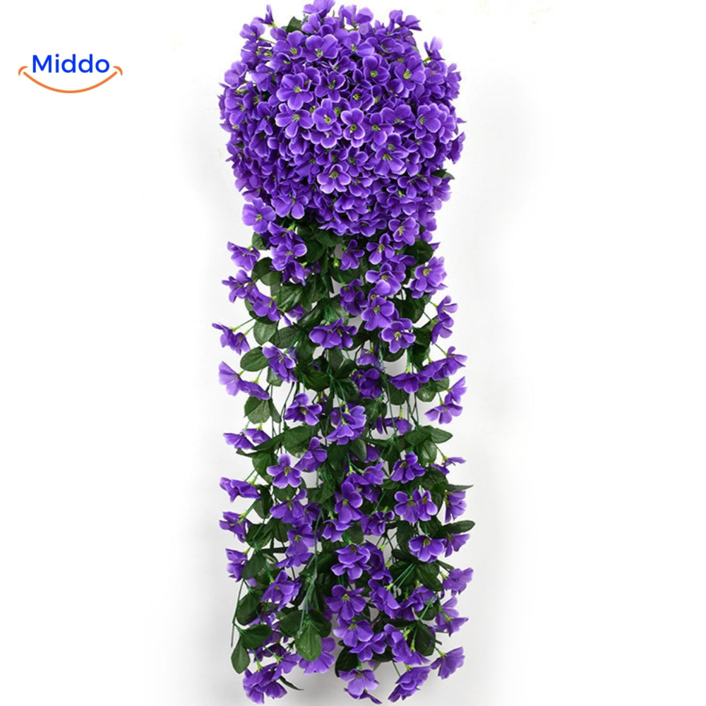 Paarse charmante orchideeën aan de muur