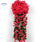 Rode charmante orchideeën aan de muur