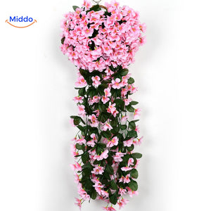 Roze charmante orchideeën aan de muur