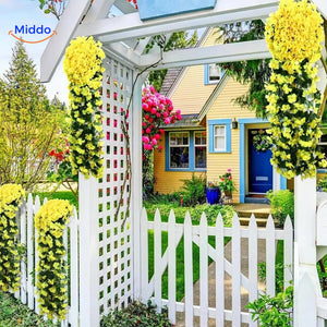 Gele charmante orchideeën decoratie aan tuinomheining