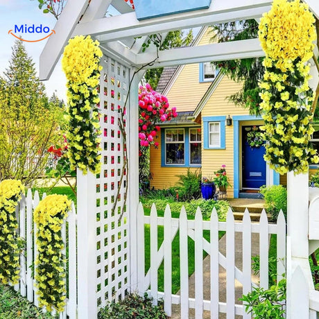 Gele charmante orchideeën decoratie aan tuinomheining