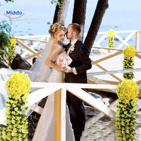 Gele charmante orchideeën decoratie bij trouwceremonie buiten