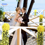 Gele charmante orchideeën decoratie bij trouwceremonie buiten