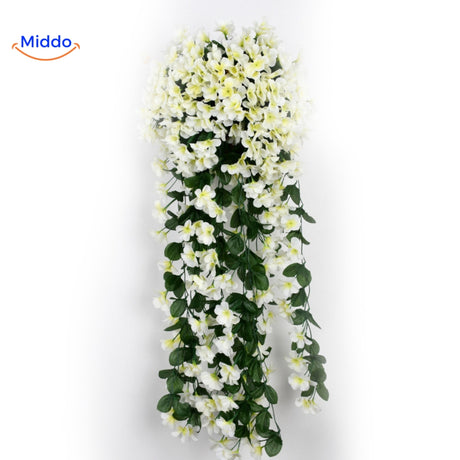 Witte charmante orchideeën aan de muur