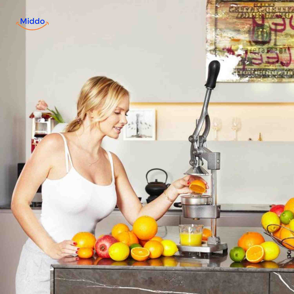 Citripress Juicer vrouw gebruikt handmatige citruspers keuken www.middo.nl