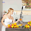 Citripress Juicer vrouw gebruikt handmatige citruspers keuken www.middo.nl