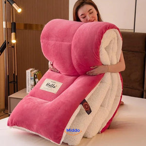 ComfortLux wol-velvet deken in roze opgerold en een vrouw houd hem vast