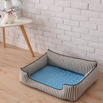 Blauwe dikke Coolmat huisdierenmat ligt in een hondemand op de grond