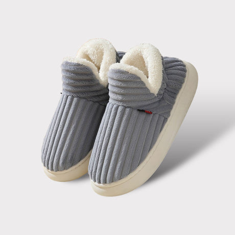 Grijze comfort fleece pantoffels met witte fleece voering en witte rubberen zool.