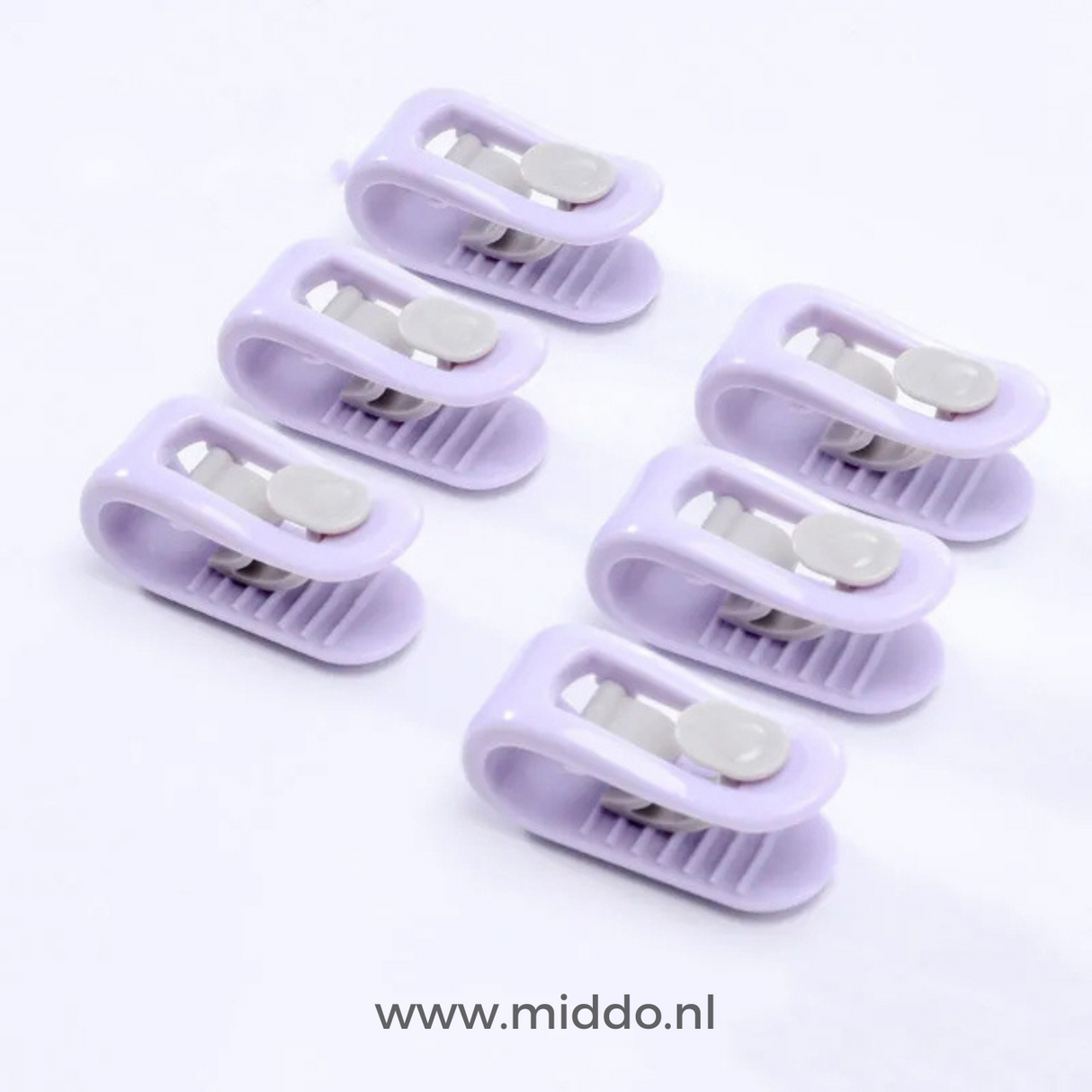 Zes paarse dekbedklemmen op witte achtergrond