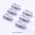 Zes paarse dekbedklemmen op witte achtergrond