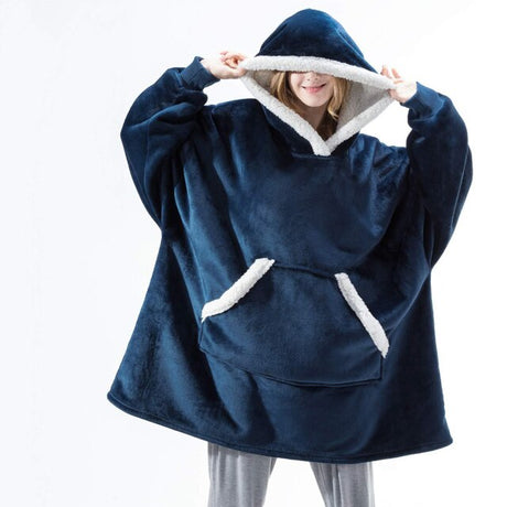 Persoon draagt een blauwe Sherpa Fleece XXL hoodie met witte rand.