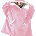 Persoon draagt een lichtroze Sherpa Fleece XXL hoodie met witte rand.